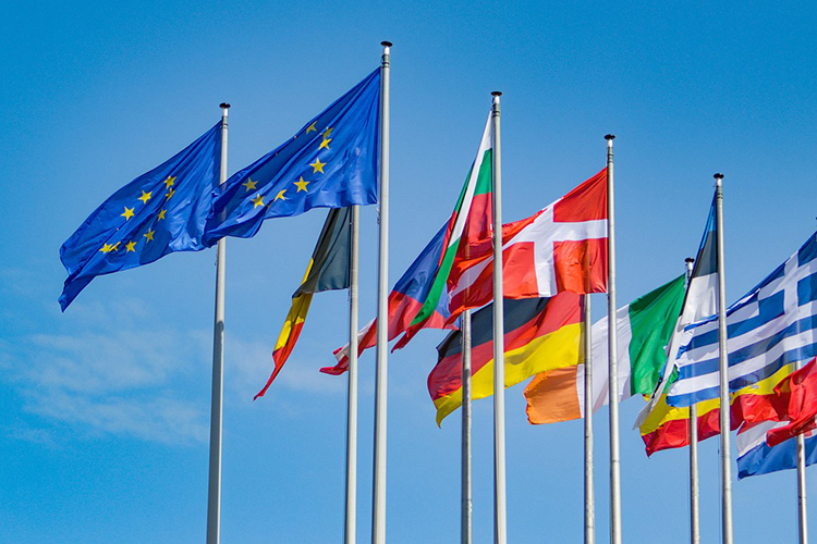bandiere dell'UE e di alcuni Paesi europei
