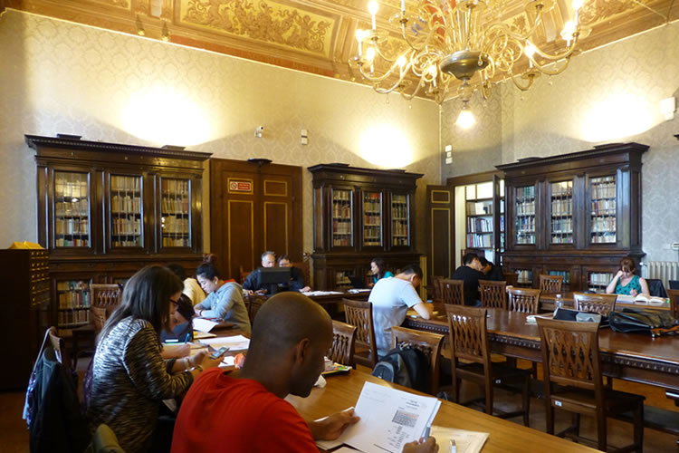 Immagine della sala lettura di Palazzo Gallenga Immagine della sala lettura di Palazzo Gallenga