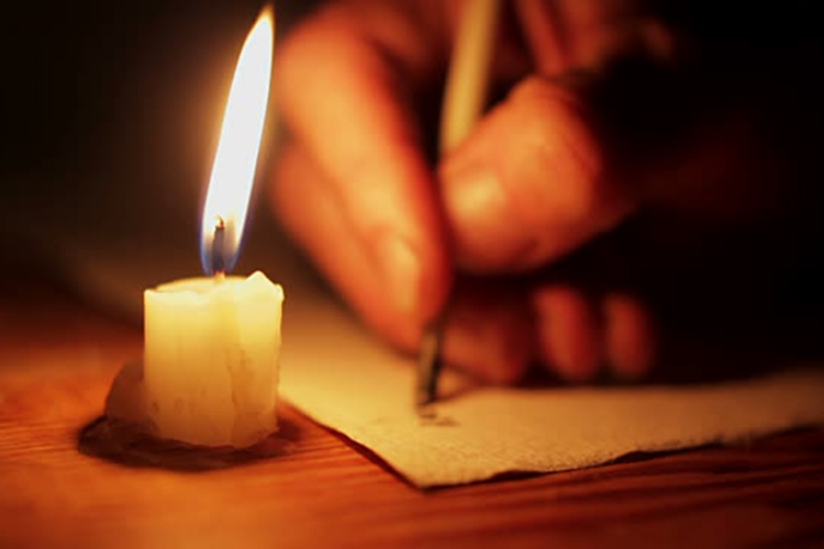 Dettaglio della locandina Dettaglio della locandina: mano che scrive a lume di candela