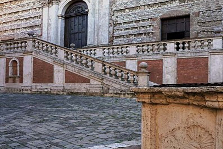 Basilica di San Domenico (Perugia) - Sul pozzo antistante la facciata è scolpita la conchiglia del pellegrino, simbolo per eccellenza del Camino de Santiago