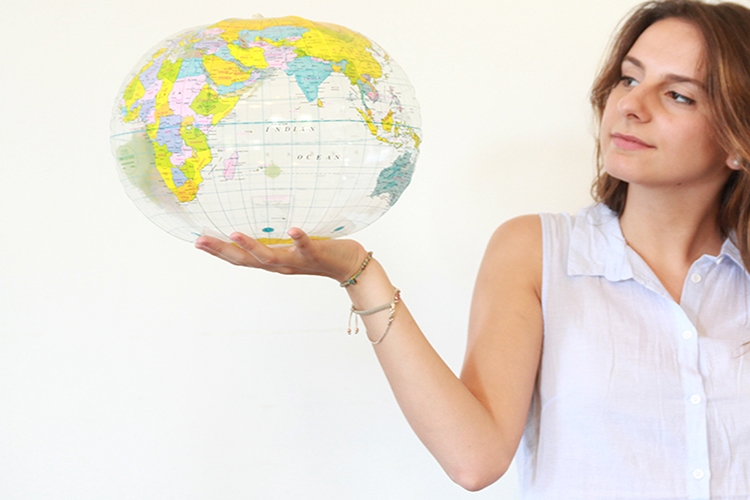 Ragazza con mappamondo Ragazza con mappamondo