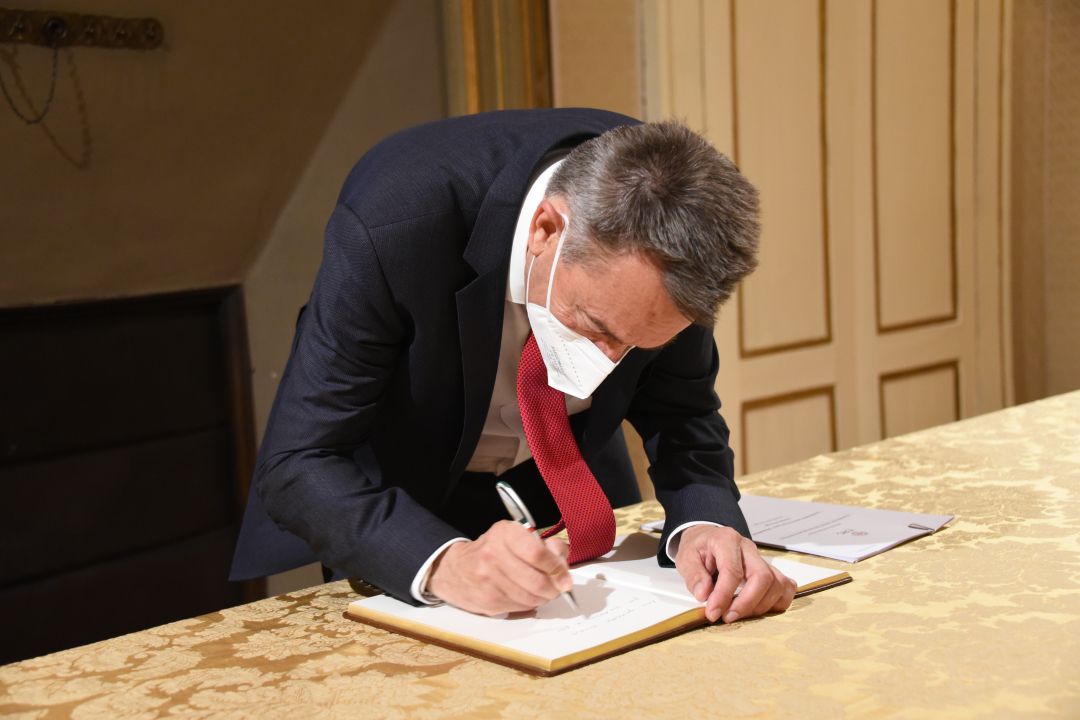Maurer firma il registro degli ospiti Maurer firma il registro degli ospiti