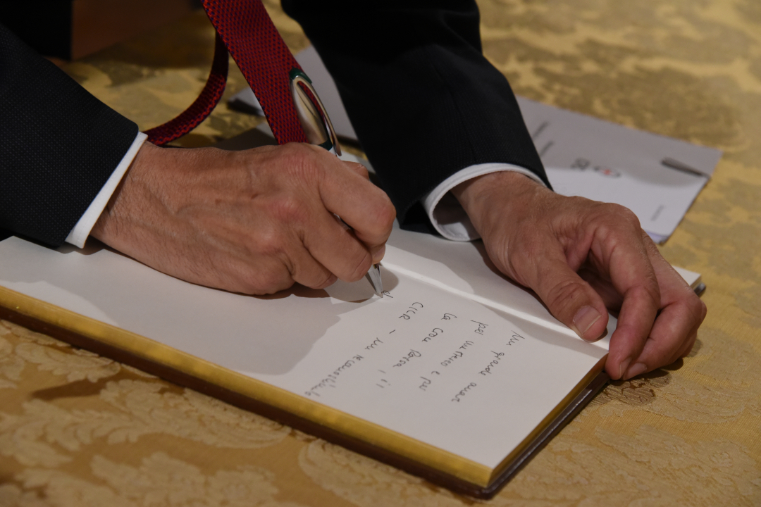 Maurer firma il registro degli ospiti Maurer firma il registro degli ospiti
