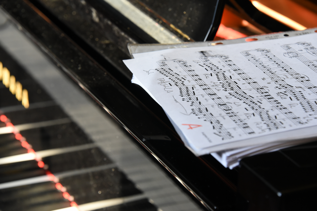 uno spartito appoggiato sul pianoforte uno spartito appoggiato sul pianoforte