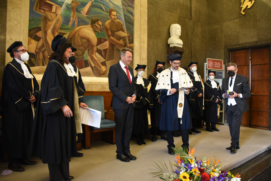 il Rettore formula il conferimento della laurea il Rettore formula il conferimento della laurea