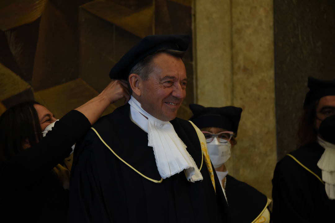 Maurer indossa la toga Maurer indossa la toga