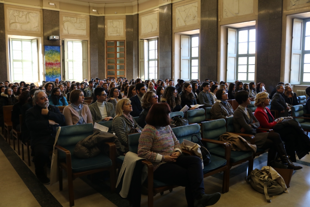 Studenti e docenti delle scuole superiori in Aula Magna Studenti e docenti delle scuole superiori in Aula Magna