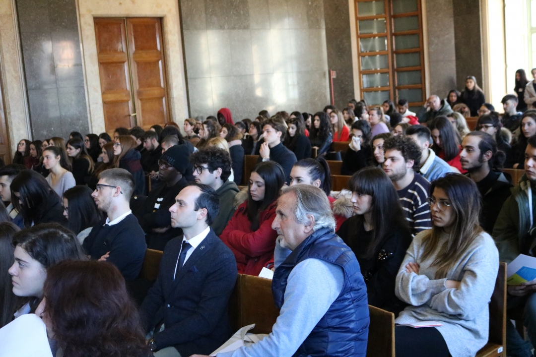 Studenti e docenti delle scuole superiori in Aula Magna Studenti e docenti delle scuole superiori in Aula Magna