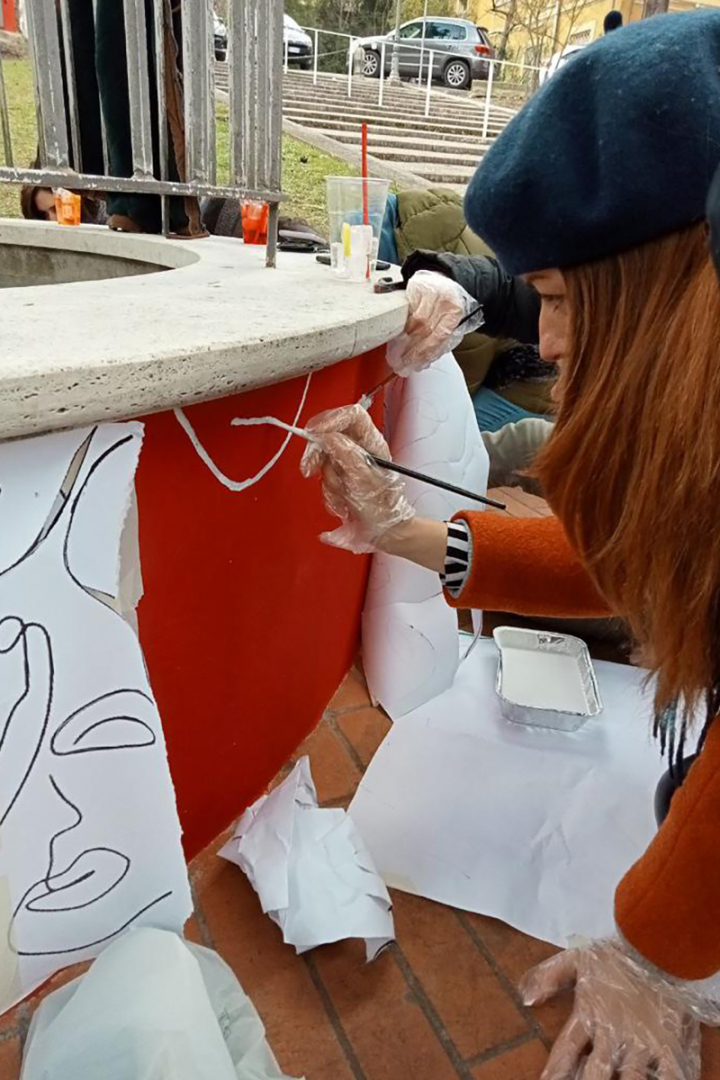 studenti durante la realizzazione delle decorazioni sulle fontane